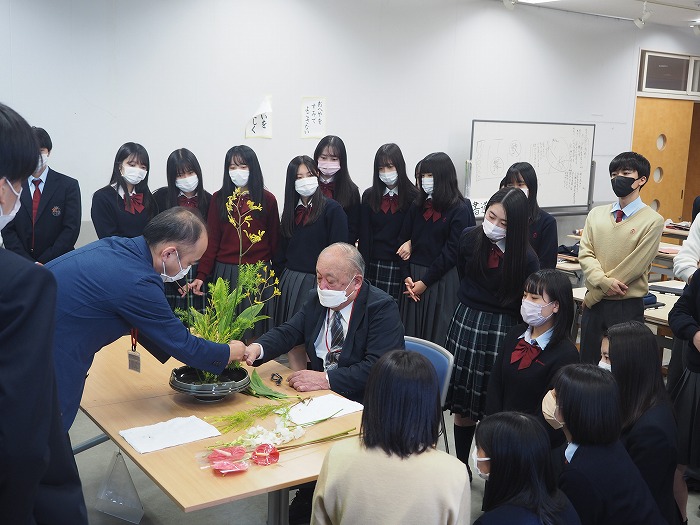 高3 伝統文化 華道講座「季節の花にふれる」の授業を行いました