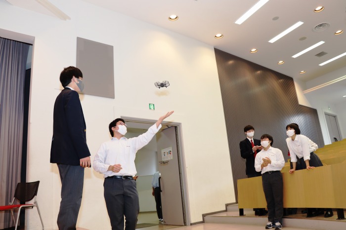 高3 学校設置科目 メディアデザインの授業で、トイドローンの実習を行いました