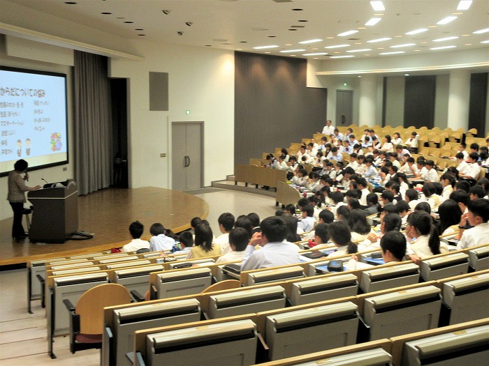 中学 全中学生対象に性教育講座を行いました