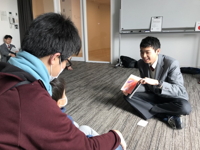 高2 てづくり絵本展示と読み聞かせイベント開催！