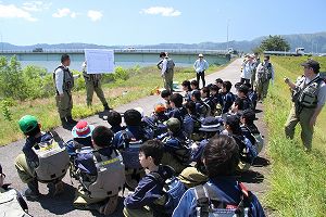 中学Sci-Tech部 晴天の野洲川調査