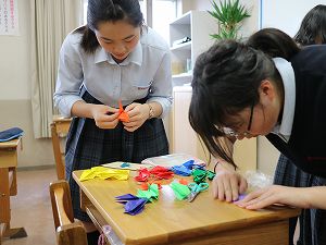 中２ 長崎・APU平和研修 千羽鶴に祈りを込めて