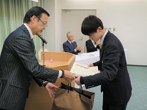 中2 高谷好一地域学賞　3名の中学生が受賞