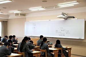 中１ 教室のホワイトボードやプロジェクタが新しくなりました