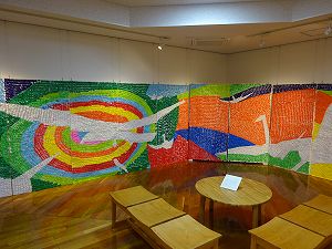 中2 平和の折鶴レリーフ展示