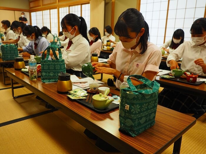 高3 伝統文化の授業で「お茶のもてなしとマナー講座」が開催されました
