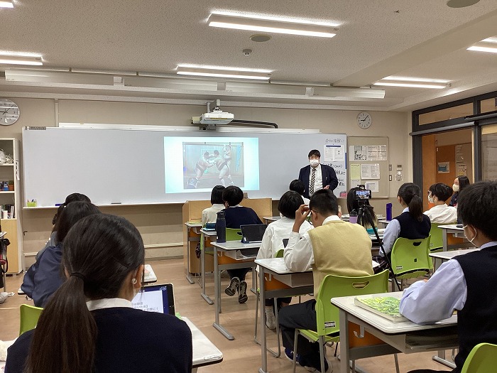 中1 朝日新聞の高橋宏輔氏による特別授業が行われました