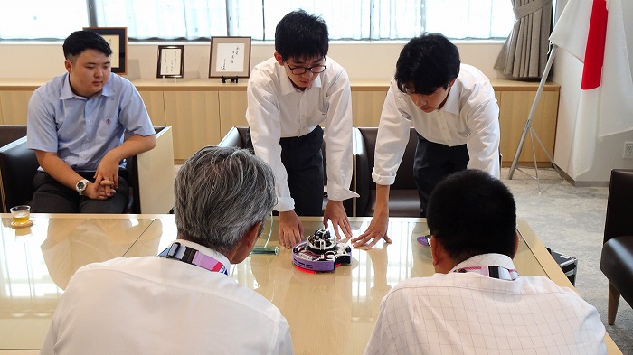 高校サイテック部 情報工学班「Edge」 RoboCup2024世界大会の優勝を守山市長に報告