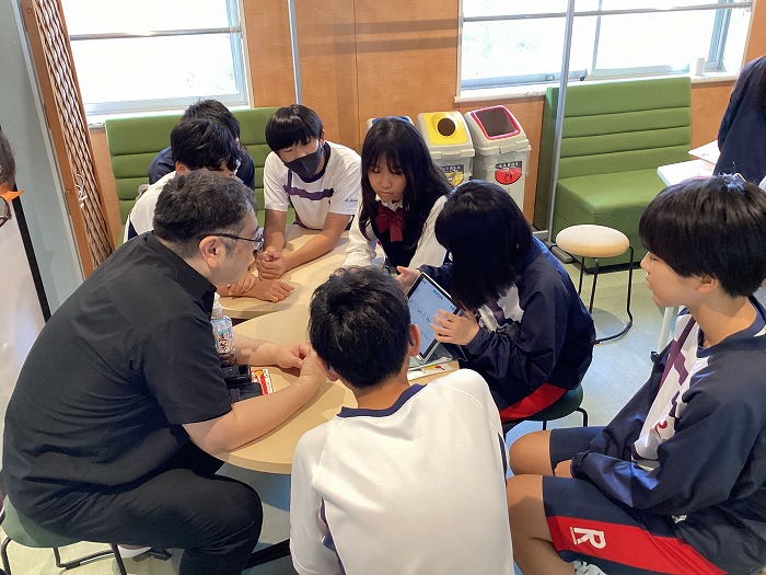 中学2年 文化祭でミステリーデザイナーの眞形氏のご指導のもと謎解きクエストを実施