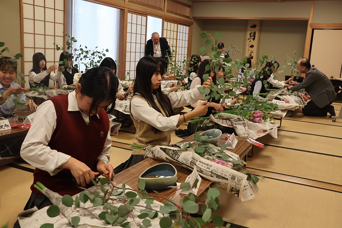 高3  伝統文化　華道講座「季節の花にふれる」の授業を行いました