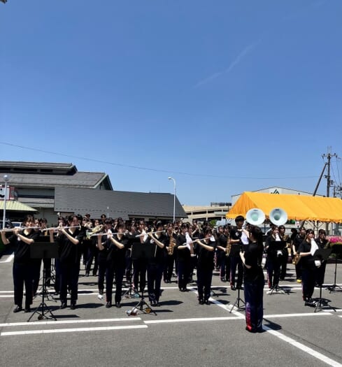 高校吹奏楽部　「アヤハプラザ水口マルシェ」　にて演奏・パレードを行いました