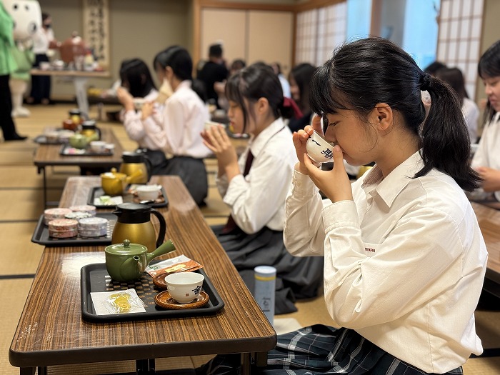 高3 高校生が体験する『お茶のこころ』──伝統文化授業で学ぶマナーと味わい